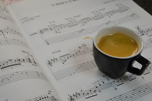hudební noty a hrnek s kávou