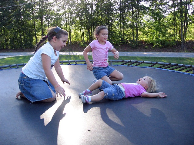 holčičky na trampolíně.jpg