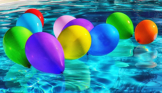 balonky v bazénu